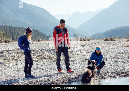 Allemagne, Bavière, Karwendel, groupe d'amis de la randonnée avec chien au Riverside Banque D'Images