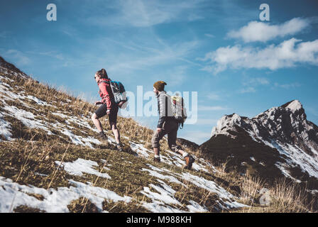 Autriche, Tyrol, jeune couple randonnées en montagne Banque D'Images