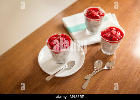 Chia pudding avec rasberry topping sur compteur de cuisine Banque D'Images