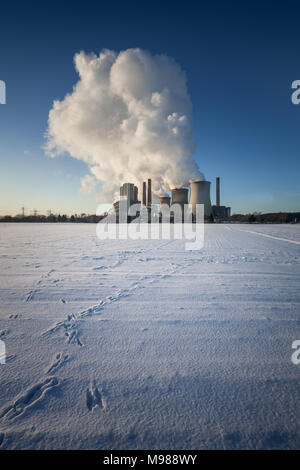 Power Plant Weisweiler en hiver. L'augmentation de vapeur des refroidisseurs. Champ couvert de neige au premier plan. Banque D'Images