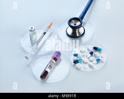 Stéthoscope, vaccin, échantillon de sang et la variété de médecine in petri dish Banque D'Images