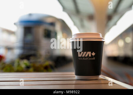 Vancouver, Colombie-Britannique / Canada - 03 octobre 2017 : La tasse de café de Via Rail à la gare Centrale du Pacifique Banque D'Images