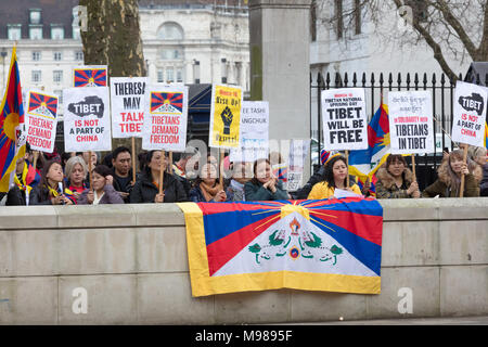 Londres, Royaume-Uni ; 10 mars 2018 ; Free Tibet manifestants brandissant des pancartes et drapeaux démontrer à Whitehall sur Journée du soulèvement national tibétain Banque D'Images