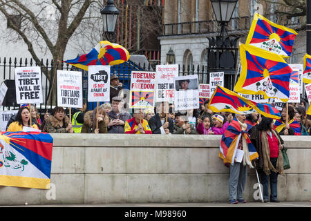 Londres, Royaume-Uni ; 10 mars 2018 ; Free Tibet manifestants brandissant des pancartes et drapeaux démontrer à Whitehall sur Journée du soulèvement national tibétain Banque D'Images