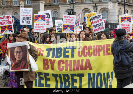 Londres, Royaume-Uni ; 10 mars 2018 ; Free Tibet protestataire détient Photographie de Dalaï-Lama au cours de la démonstration à Whitehall sur Journée du soulèvement national tibétain Banque D'Images