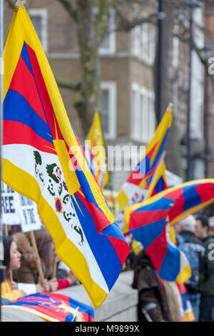 Londres, Royaume-Uni ; 10 mars 2018 ; Free Tibet manifestants brandissant des pancartes et drapeaux démontrer à Whitehall sur Journée du soulèvement national tibétain Banque D'Images