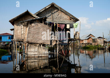 Maison flottante au coucher du soleil au lac Inle, Myanmar. Banque D'Images