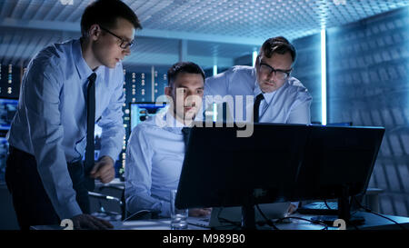 Trois opérations d'ingénieurs de problèmes Problème d'une salle de surveillance. Dans la salle de contrôle du système Multitple Show affiche diverses données. Banque D'Images