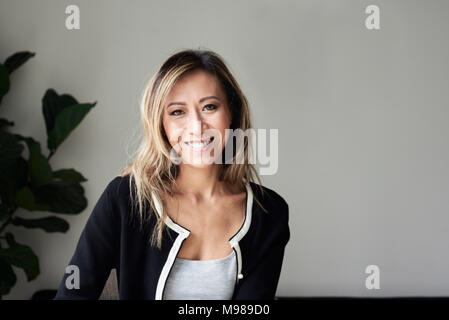 Portrait of a happy belle femme asiatique d'âge moyen à la maison. Banque D'Images