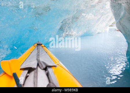 USA, Alaska, Valdez-Glacier, kajak dans la caverne de glace Banque D'Images