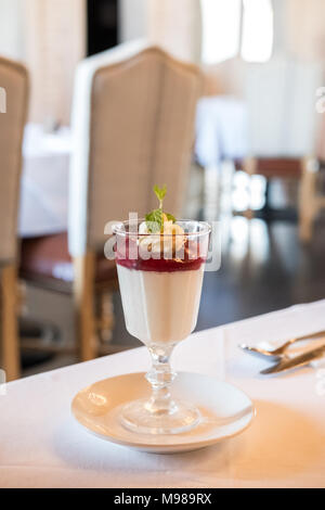 Le Panna Cotta dans une tasse, sur la table dans le restaurant Banque D'Images