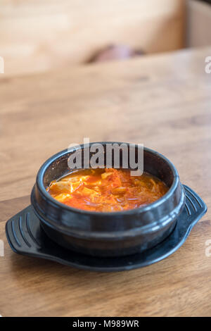 Soupe kimchi, un plat coréen sur la table Banque D'Images