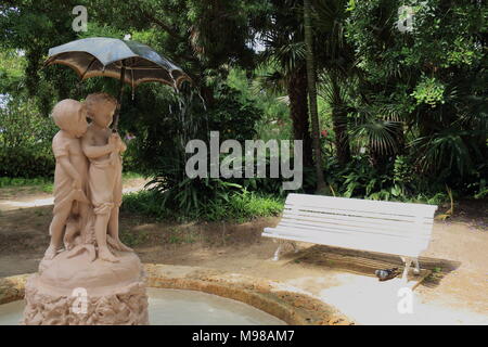 L'une des fontaines du Parc Genoves, à Cadix, Espagne, décoré avec les sculptures de deux enfants dans un cadre de Banque D'Images