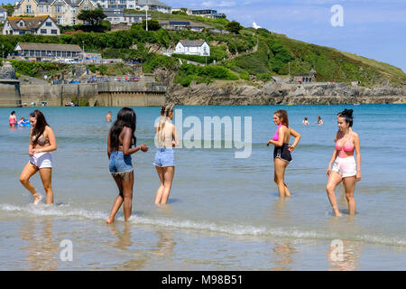 Groupe de jeunes femmes sur la plage de Newquay en Cornouailles Banque D'Images