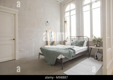 De l'intérieur chambre à coucher confortable blanc et gris Banque D'Images