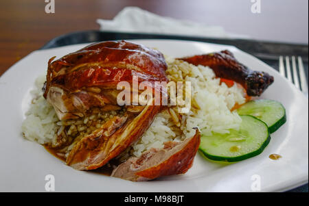 Le riz de poulet chinois avec la sauce et les légumes à Singapour. Banque D'Images