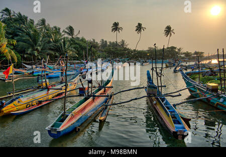 Port de pêche de Dodanduwa - un petit village de pêcheurs près de Hikkaduwa avec les bateaux de pêche traditionnels colorés et prises plus contre jour HDR. Banque D'Images