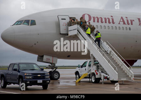 Les Marines américains avec air-sol marin spécialisé Groupe Force-Crisis Response-Africa 18,1 à bord d'un avion de retour vers les États-Unis se terminant leur déploiement à la base aérienne de Morón, Espagne, le 14 mars 2018. SPMAGTF-CR-AF est déployée pour effectuer d'intervention en cas de crise et théâtre-opérations de sécurité en Europe et l'Afrique du Nord. (U.S. Marine Corps photo par le Sgt. H. Takoune Norasingh/libérés) Banque D'Images