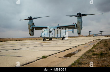 MV-22B avion à rotors basculants Osprey maritime avec l'escadron 363 à rotors basculants moyen, but spécial air-sol marin - Groupe de travail - Intervention en cas de crise de la région centrale, à la terre à un point de ravitaillement en carburant et d'armement vers l'avant (FARP) Le 26 février 2018. La FARP a été mis en place par les Marines de l'Escadron de soutien de l'aile Marine, SPMAGTF 373-CR-CC, de sorte que le MV-22B avion à rotors basculants Osprey pourrait faire le plein de la mi-mission. Banque D'Images