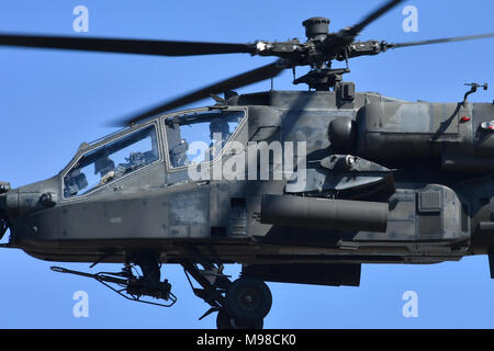 Des soldats américains affectés à la Force opérationnelle Viper 1er Bataillon, 3e Bataillon de Reconnaissance, d'attaque, 12e Brigade d'aviation de combat fournir un appui aérien à l'AH-64D Longbow Apache helicopters au 2e Bataillon, 503e Régiment d'infanterie, 173e Brigade aéroportée pendant un exercice de tir réel de peloton à la 7e formation de l'Armée de la commande Zone d'entraînement Grafenwoehr, Allemagne, le 21 mars 2018. (U.S. Photo de l'armée par Gertrud Zach) Banque D'Images