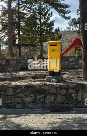 Nouveau style de boîte aux lettres jaune près de la place de Troodos dans le district de Limassol, Chypre, l'Europe méditerranéenne Banque D'Images