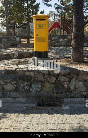 Nouveau style de boîte aux lettres jaune près de la place de Troodos dans le district de Limassol, Chypre, l'Europe méditerranéenne Banque D'Images