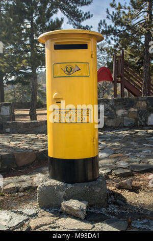 Nouveau style de boîte aux lettres jaune près de la place de Troodos dans le district de Limassol, Chypre, l'Europe méditerranéenne Banque D'Images