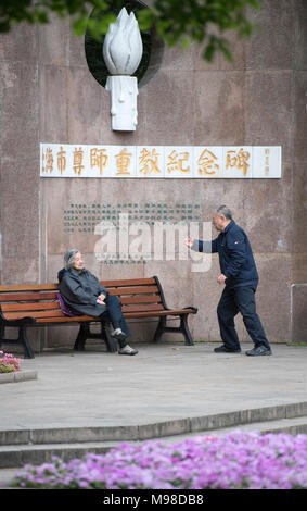 Homme âgé faisant de tai chi dans le parc de Jing'an, Shanghai, Chine Banque D'Images