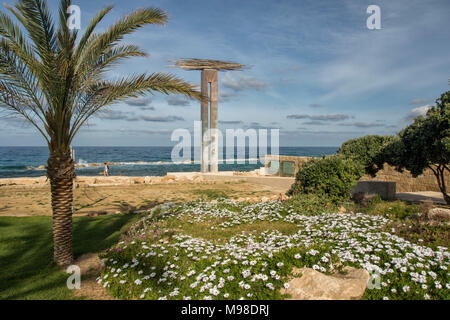 Paphos Paysage de printemps avec des fleurs sauvages et de soleil avec le seascape Georgios Grivas monument important, Paphos, Chypre, Méditerranéenne Banque D'Images