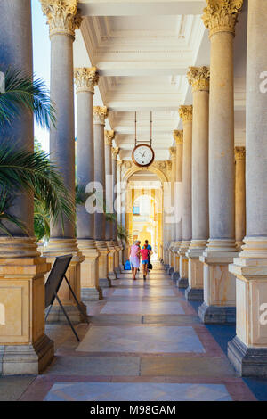 Karlovy Vary, République tchèque - 26 août 2016 : Termal spring, piliers et du corridor Banque D'Images