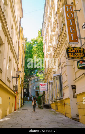 Karlovy Vary, République tchèque - 26 août 2016 : European bâtiments colorés et Diana funiculaire Banque D'Images
