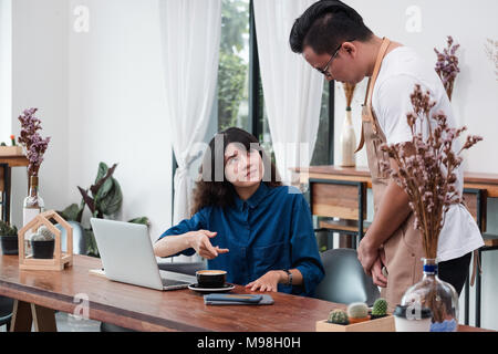Femme asiatique le client se plaint d'autres au sujet de la nourriture dans un café restaurant,service de l'émotion malheureuse in coffee shop Banque D'Images
