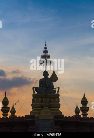 Statue de Bouddha et l'enseignement a été moine novice au coucher du soleil à Saraburi Banque D'Images