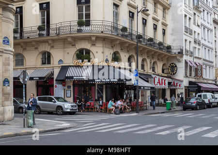 Avec des cafés de rue à Paris Banque D'Images