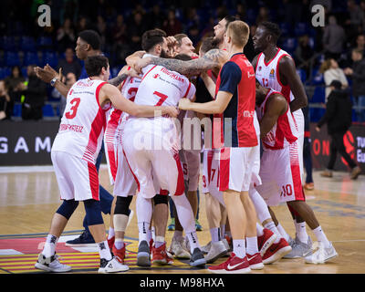 Barcelone, Espagne. Mar 23, 2018. Baskonia célèbre la victoire au cours de la Turkish Airlines EuroLeague 2017-2018 Saison régulière 28 Ronde match entre le FC Barcelone et Lassa Baskonia au Palau Blaugrana le 23 mars 2018 à Barcelone, Espagne. Credit : Ukko Images/Pacific Press/Alamy Live News Banque D'Images