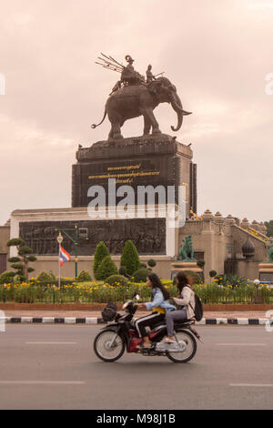 Le Roi Rama 1 monument situé au centre ville de Buriram, dans la province de Buri Ram dans l'Isan dans le nord-est de la Thaïlande. La Thaïlande, Buriram, Novembre, 2017 Banque D'Images