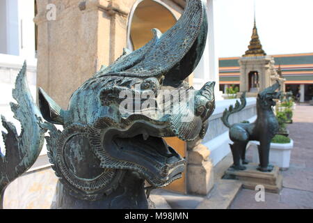 Portail Dragon au temple Wat Pra Singh Banque D'Images