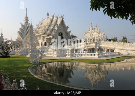 Le magnifique Wat Rong Khun (Temple blanc) près de Chiang Rai dans le Nord de la Thaïlande Banque D'Images