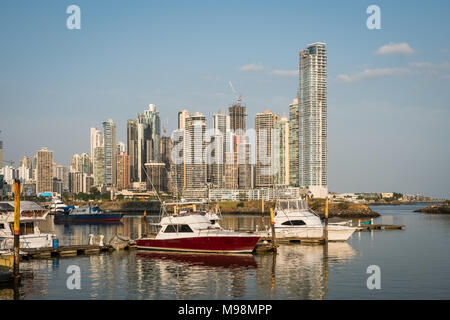 Bateau yacht bateaux sur port dans la ville de Panama avec business district skyline - Banque D'Images