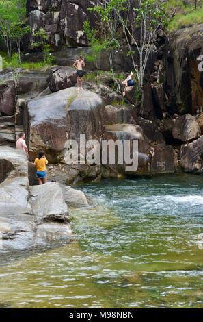 Les gens sauter dans une piscine fraîche avec une cascade à l'éboulis à big Crystal Creek QLD 4816, Paluma range national park, Australie Banque D'Images