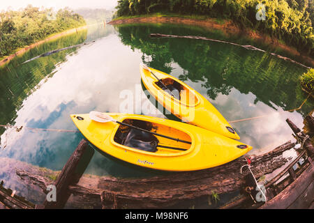 Une vue de fisheye canoës avec vue panoramique sur les eaux du réservoir.Utilisé pour filtre film style vintage. Banque D'Images