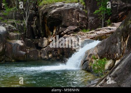 Chutes et cascades à l'éboulis à big Crystal Creek QLD 4816, Paluma range national park, Australie Banque D'Images