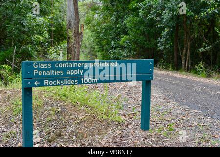 Les contenants de verre interdit de signer des pénalités s'appliquent signe proche de l'éboulis à big Crystal Creek QLD 4816, Paluma range national park, Australie Banque D'Images