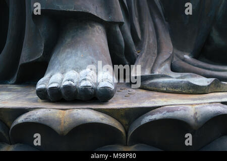 Statue de Bouddha en gros plan pied monastère Po Lin, Hong Kong Banque D'Images