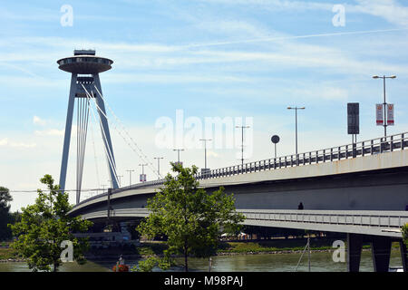 Bratislava, Slovaquie - 14 juin 2017 : Pont du Soulèvement national slovaque SNP sur le Danube à Bratislava - Slovaquie. Banque D'Images