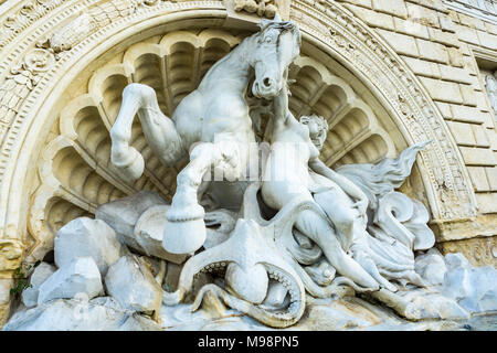 Détail de Fontaine de nymphes et Seahorse Inn Bologna, Italie. Statue a été faite par Diego Sarti en 1896. Banque D'Images