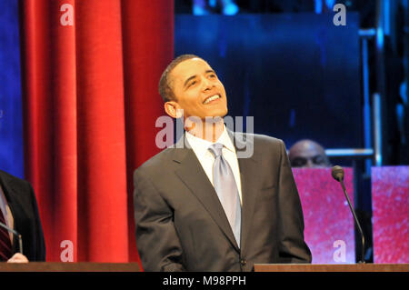 La présidence démocratique Sen. Barack Obama (D-IL) prend un moment avant le débat démocratique au niveau National Constitution Center le 16 avril 2008. Banque D'Images