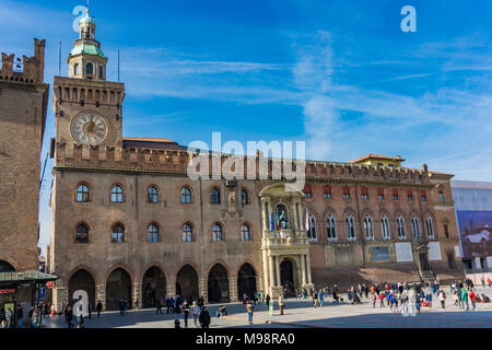 Bologne, Italie - 15 février 2018 : personnes non identifiées par le Palazzo Comunale de Bologne. L'Italie. Cet immeuble sur la Piazza Maggiore a été jusqu'à l'hôtel de ville 20 Banque D'Images