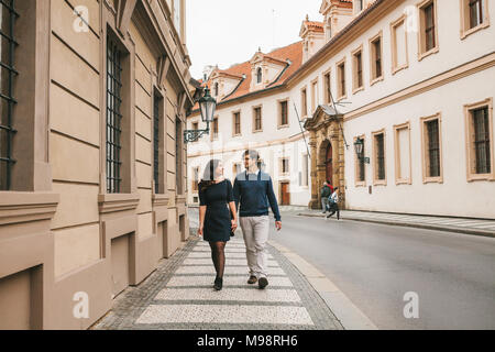 Un beau couple de jeunes amoureux d'étudiants venant d'Europe se tenant la main et marcher autour de Prague en Europe. Près de sentiments et d'émotions entre les gens Banque D'Images