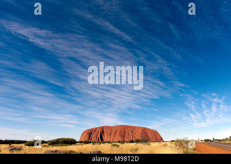 Grand angle de vue d'Uluru, comme vu de l'intérieur de l'Uluru-Kata Tjuta National Park, Territoire du Nord, Australie Banque D'Images